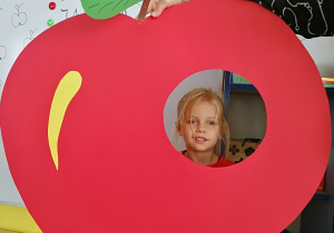 Robaczek Remi w czerwonym jabłuszku :)