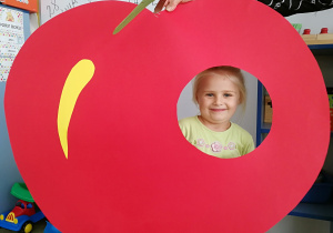 Robaczek Nadia w czerwonym jabłuszku :)