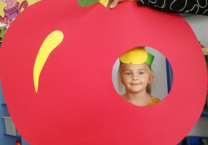 Robaczek Klara w czerwonym jabłuszku :)