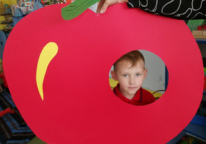 Robaczek Leoś w czerwonym jabłuszku :)