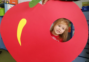 Robaczek Marysia F. w czerwonym jabłuszku :)