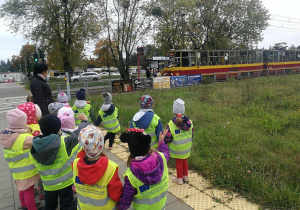 Dzieci obserwują jadący tramwaj