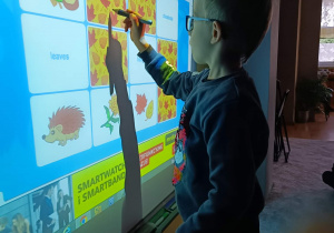 Chłopiec gra w memory na tablicy interaktywnej