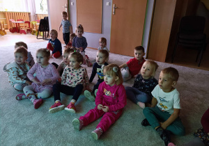 Dzieci oglądają bajkę edukacyjną