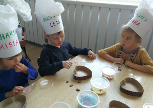 Leoś, Klara i Misia próbują różnych rodzajów czekolad