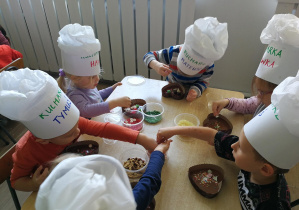 Dzieci ozdabiają swoje czekolady