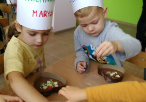 Filip i Marysia ozdabiają czekolady