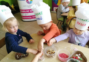 Hania, Tymek i Gabrysia ozdabiają czekolady