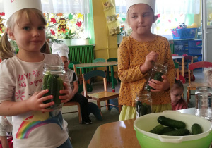 Lenka i Klara wkładają ogórki do słoików