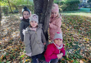 Lena, Oliwka, Misia i Hania przy drzewie