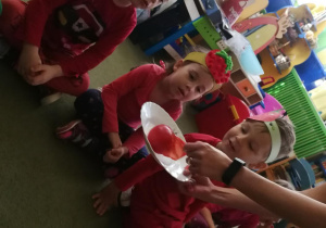 Dzieci obserwują jak pod wpływem gorącej wody odchodzi skórka z pomidora