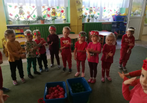 Dzieci ilustrują piosenkę "Pomi, pomi, pomidorek"