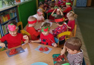 Dzieci świetnie sobie radzą z krojeniem pomidorów