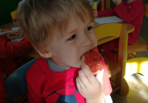 Filip smakuje chlebek z pomidorową pastą
