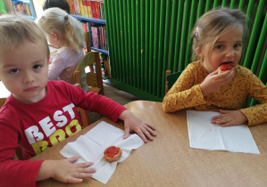 Tymek i Klara smakują chlebek z pomidorową pastą
