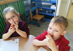 Leoś i Oliwka smakują chlebek z pomidorową pastą