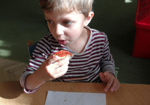 Olaf smakuje chlebek z pomidorową pastą