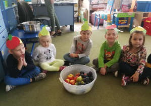 Przedszkolaki z dużą miską owoców