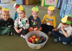 Przedszkolaki zerkają na miskę pełną owoców