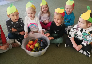 Przedszkolaki z miską owoców na kompoty