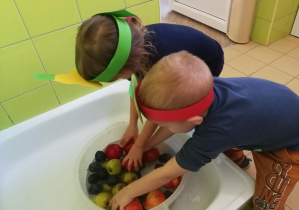 Filip i Michasia myją owoce