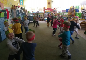 Dzieci tańczą do piosenki o jabłuszku i gruszce