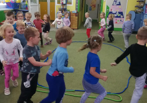 Dzieci biorą udział w zabawie ruchowej "Do słoika"