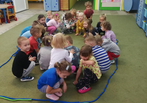 Dzieci-owoce zajęły swoje miejsca w słoiku ułożonym z liny
