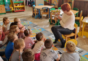 Mama Stasia czyta dzieciom i pokazuje obrazki