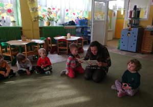 Mama Remika w ciekawy dla przedszkolaków sposób czyta ksiażkę