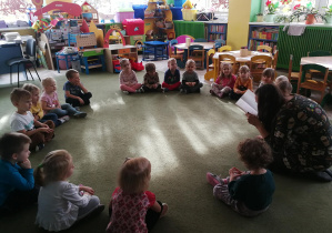 Dzieci chętnie słuchają opowieści o książce