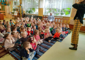 Dzieci uczestniczą w spotkaniu z pisarką M. Swędrowską