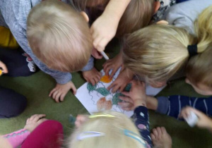 Dzieci układają listki na drzewie