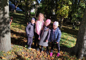 Dzieci szukają darów jesieni