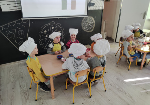 Dzieci słuchają informacji o pochodzeniu pizzy