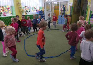 Dzieci-kropelki maszerują w rytmie akompaniamentu
