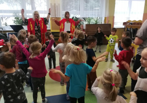 Dzieci podnoszą w rytmie piosenki ręce do góry