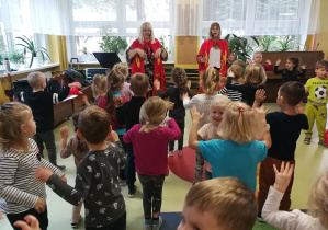 Dzieci tańczą do piosenki o pożarze