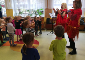 Dzieci kręcą młynki z dłoni w rytmie piosenki