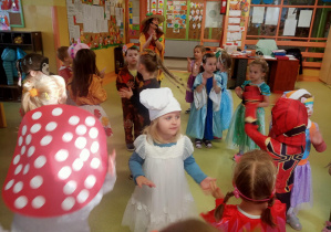 Dzieci klaszczą w rytmie piosenki-powitanki