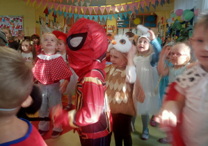 Dzieci tańczą do piosenki "Gumi Miś"