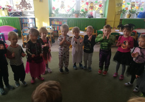 Dzieci klaszczą w rytmie powitanki