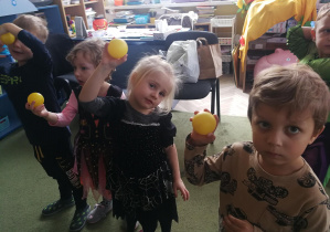Olaf, Nadia, Laura trzymają żółte piłeczki w prawych dłoniach