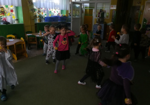 Przedszkolaki poruszają się w rytmie melodii