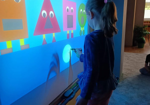 Kalinka gra w grę na tablicy interaktywnej