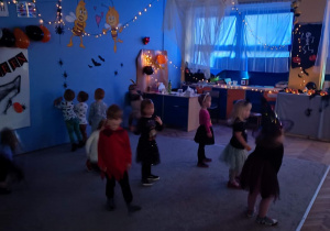 Maluszki podczas zabawy tanecznej w Halloween