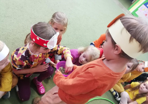 Olaf częstuje dzieci pestkami dyni