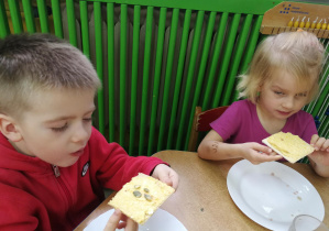 Mateusz i Gabrysia jedzą wafelki z pastą z dyni