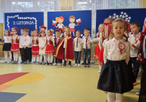 Dzieci podczas śpiewania piosenki "Jestem Polką i Polakiem"