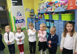Przedszkolaki ilustrują ruchem piosenkę o Polsce